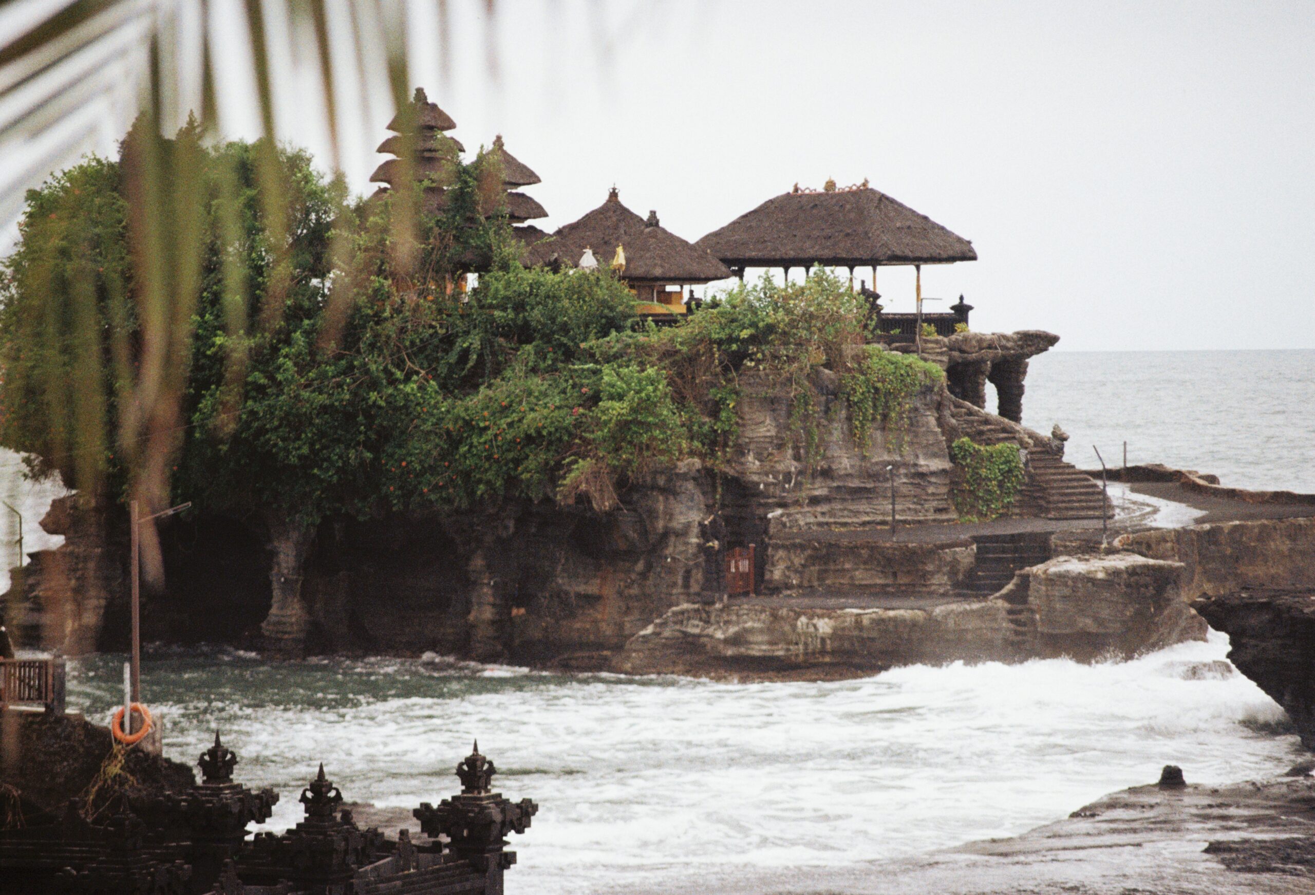 Pantai Suluban Bali dengan tebing batu kapur dan air laut berwarna biru kehijauan