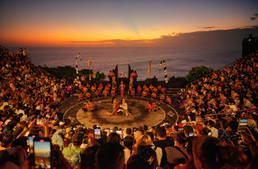 Pertunjukan Tari Kecak di Uluwatu Bali dengan latar matahari terbenam