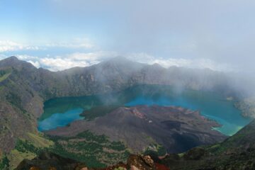 Pemandangan Gunung Rinjani dan Danau Segara Anak dari puncak