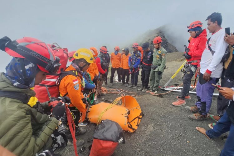 Tim SAR mengevakuasi jenazah di lereng Gunung Rinjani