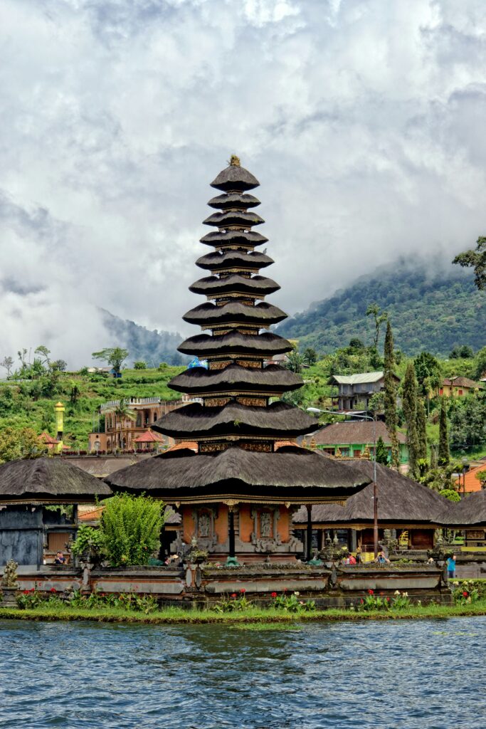 Pura Ulun Danu Beratan di Bedugul Bali dengan latar pegunungan berkabut dan suasana alam yang sejuk.